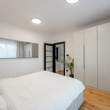 Apartment Luxusny Klimatizovany Dvojspalnovy Narodna Trieda, Kosice, Free Parking *